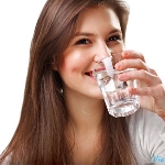 9 thói quen uống nước ảnh hưởng xấu tới sức khỏe
